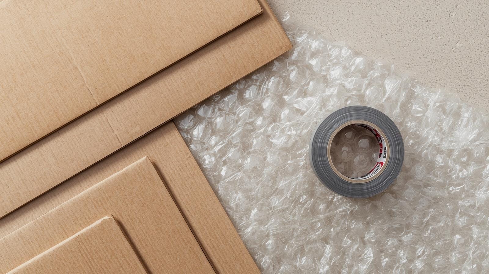 Bahan packing barang aman Bahan packing barang aman seperti kardus tebal, bubble wrap, dan lakban